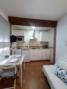 habitacion con cocina sofa cama